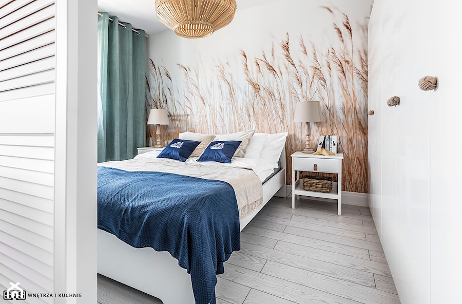 Mieszkanie z widokiem na morze - Średnia biała sypialnia, styl skandynawski - zdjęcie od Plasun Kuchnie i Wnętrza