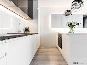 Nowoczesne mieszkanie - konkurs - Średnia otwarta biała z zabudowaną lodówką z nablatowym zlewozmywakiem kuchnia dwurzędowa, styl nowoczesny - zdjęcie od SAS Wnętrza i Kuchnie