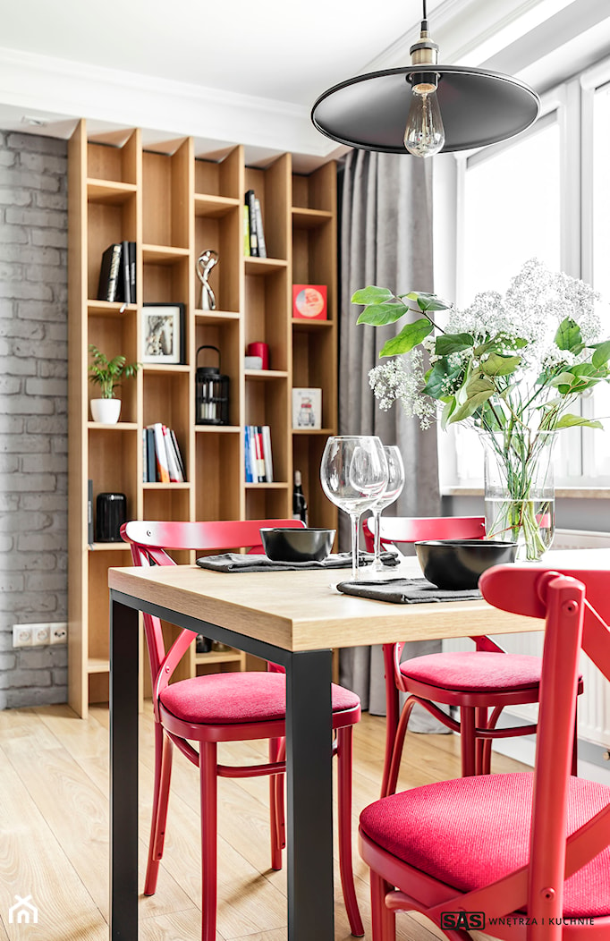 Mieszkanie z czerwonym akcentem - konkurs - Średnia biała jadalnia, styl industrialny - zdjęcie od SAS Wnętrza i Kuchnie - Homebook