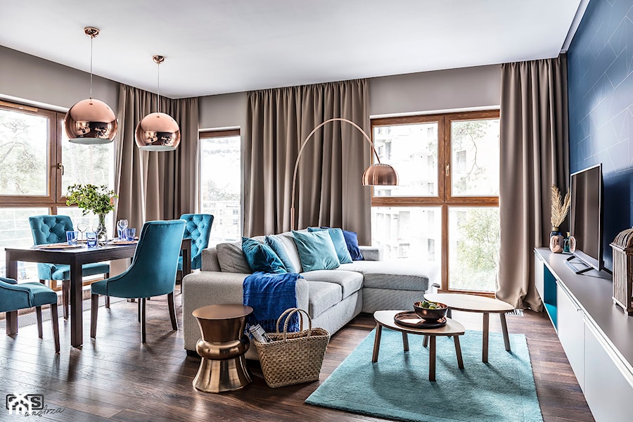 Nadmorski apartament - konkurs - Średni beżowy niebieski salon z jadalnią, styl nowoczesny - zdjęcie od SAS Wnętrza i Kuchnie