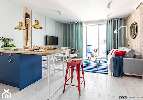 Mieszkanie z widokiem na morze - Średni szary salon z jadalnią, styl skandynawski - zdjęcie od Plasun Kuchnie i Wnętrza