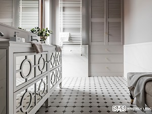Dom pod Poznaniem - Mała z lustrem z dwoma umywalkami łazienka z oknem, styl glamour - zdjęcie od SAS Wnętrza i Kuchnie