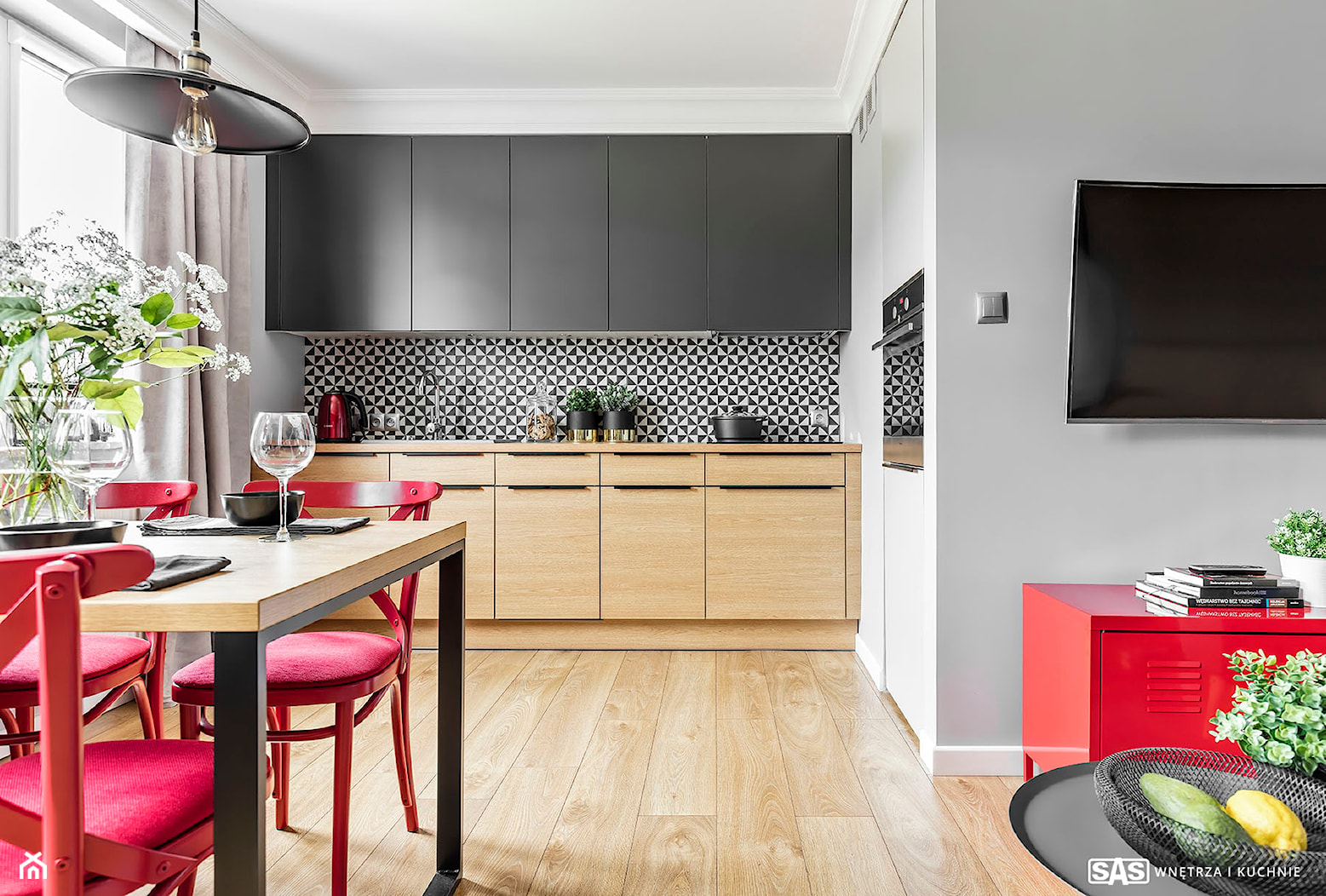 Mieszkanie z czerwonym akcentem - konkurs - Mała otwarta z salonem szara z zabudowaną lodówką kuchni ... - zdjęcie od SAS Wnętrza i Kuchnie - Homebook