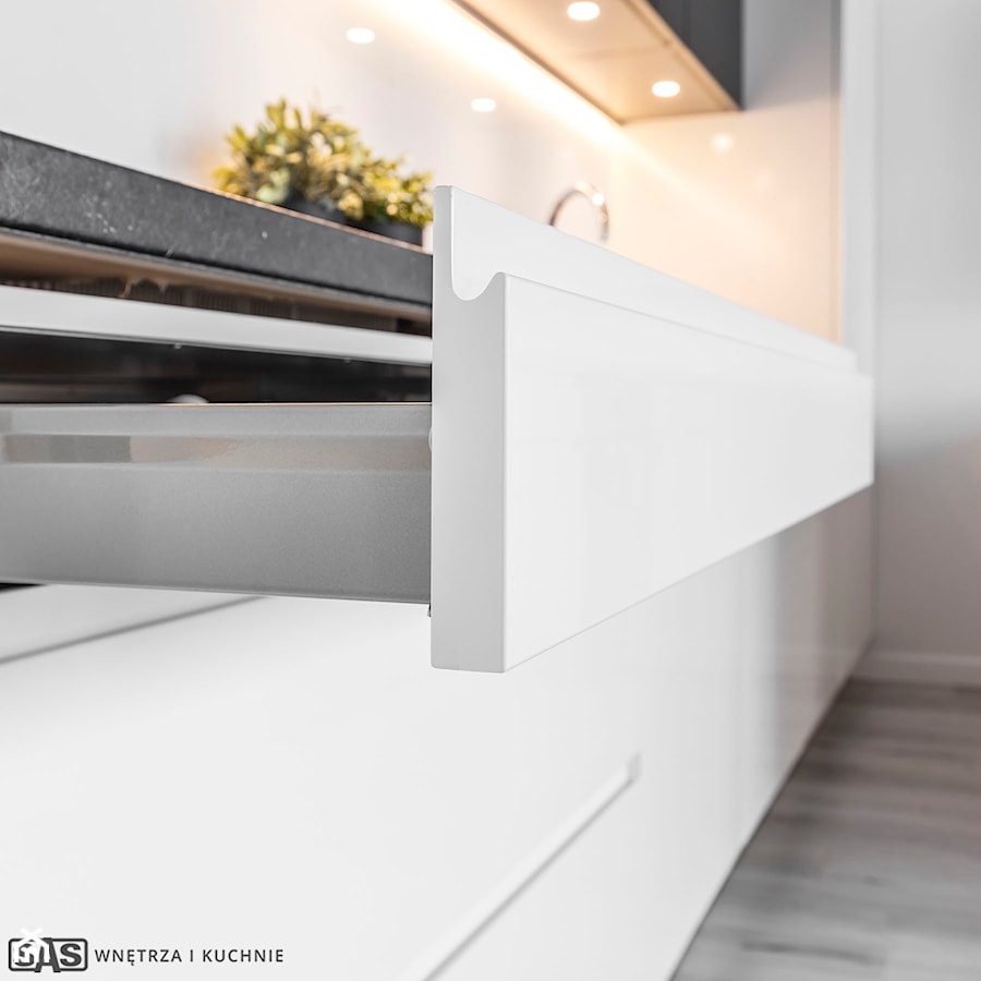 Nowoczesne mieszkanie - konkurs - Średnia zamknięta z kamiennym blatem biała z zabudowaną lodówką kuchnia jednorzędowa, styl nowoczesny - zdjęcie od Plasun Kuchnie i Wnętrza