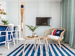 Mieszkanie z widokiem na morze - Mały biały salon z jadalnią, styl skandynawski - zdjęcie od Plasun Kuchnie i Wnętrza