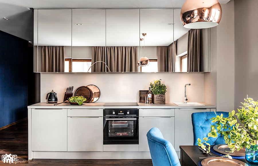 Nadmorski apartament - konkurs - Mała otwarta z salonem beżowa z zabudowaną lodówką z podblatowym zlewozmywakiem kuchnia jednorzędowa, styl nowoczesny - zdjęcie od SAS Wnętrza i Kuchnie