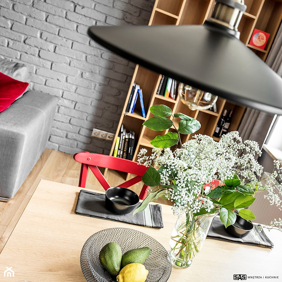 Mieszkanie z czerwonym akcentem - konkurs - Mała szara jadalnia w salonie, styl industrialny - zdjęcie od Plasun Kuchnie i Wnętrza