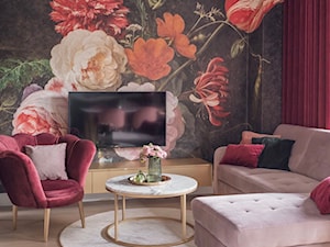 Salon z kwiatową tapetą - zdjęcie od Plasun Kuchnie i Wnętrza