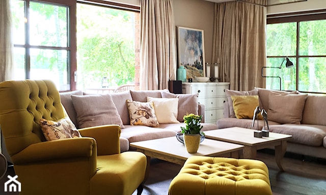 salon klasyczny z pikowanym żółtym fotelem