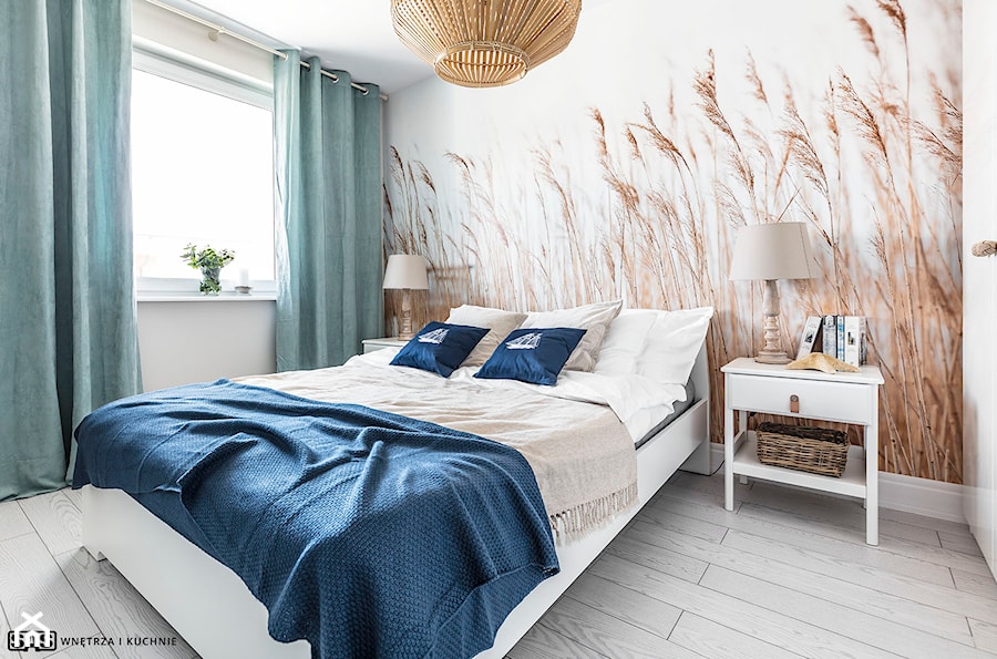 Mieszkanie z widokiem na morze - Średnia biała sypialnia, styl skandynawski - zdjęcie od Plasun Kuchnie i Wnętrza