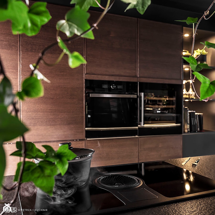Kuchnia Black Star - Średnia z salonem z kamiennym blatem z zabudowaną lodówką kuchnia dwurzędowa, styl industrialny - zdjęcie od Plasun Kuchnie i Wnętrza