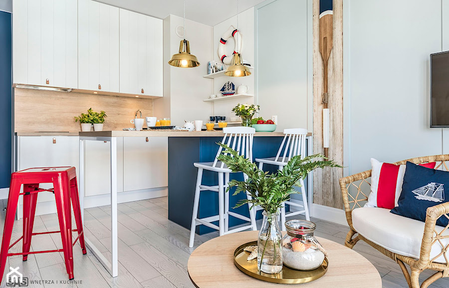 Mieszkanie z widokiem na morze - Mała z salonem biała z zabudowaną lodówką kuchnia jednorzędowa z wyspą lub półwyspem, styl skandynawski - zdjęcie od SAS Wnętrza i Kuchnie