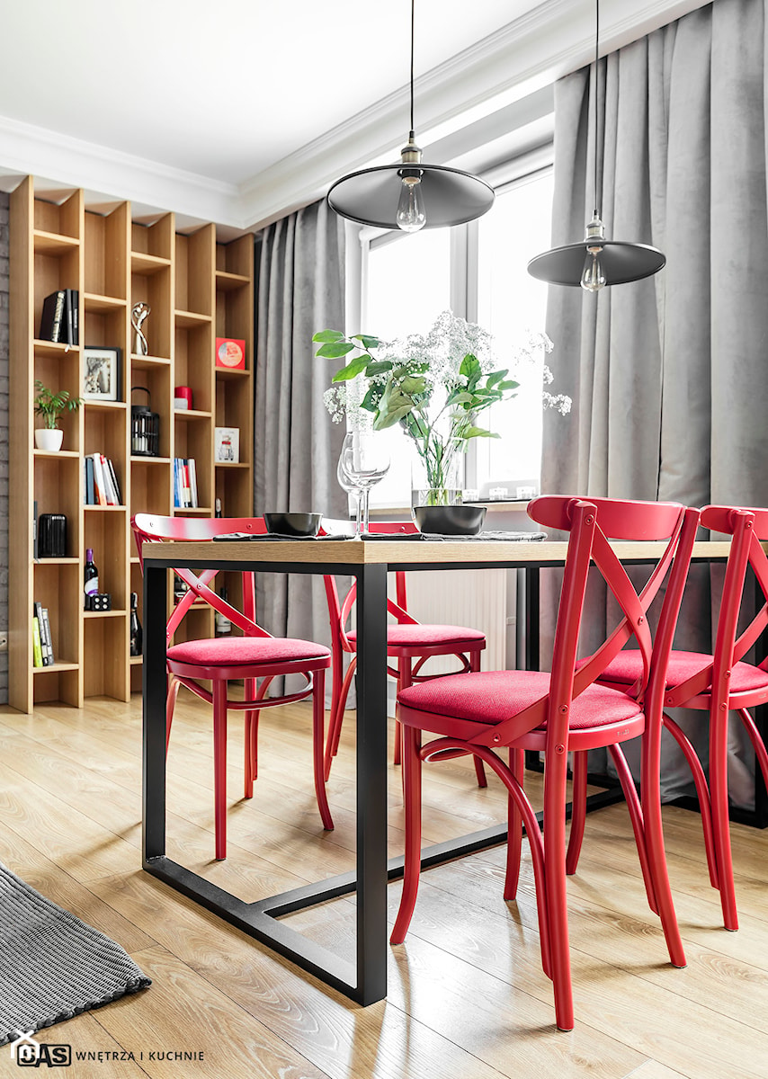 Mieszkanie z czerwonym akcentem - konkurs - Średnia jadalnia w salonie, styl industrialny - zdjęcie od Plasun Kuchnie i Wnętrza