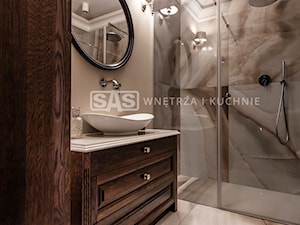 Dom w klasycznym stylu - Mała bez okna z lustrem z marmurową podłogą z punktowym oświetleniem łazienka - zdjęcie od SAS Wnętrza i Kuchnie