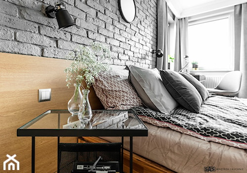 Mieszkanie z czerwonym akcentem - konkurs - Średnia biała brązowa z biurkiem sypialnia, styl industrialny - zdjęcie od SAS Wnętrza i Kuchnie