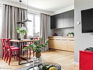 Mieszkanie z czerwonym akcentem - konkurs - Średnia otwarta z salonem kuchnia jednorzędowa z oknem, styl industrialny - zdjęcie od SAS Wnętrza i Kuchnie
