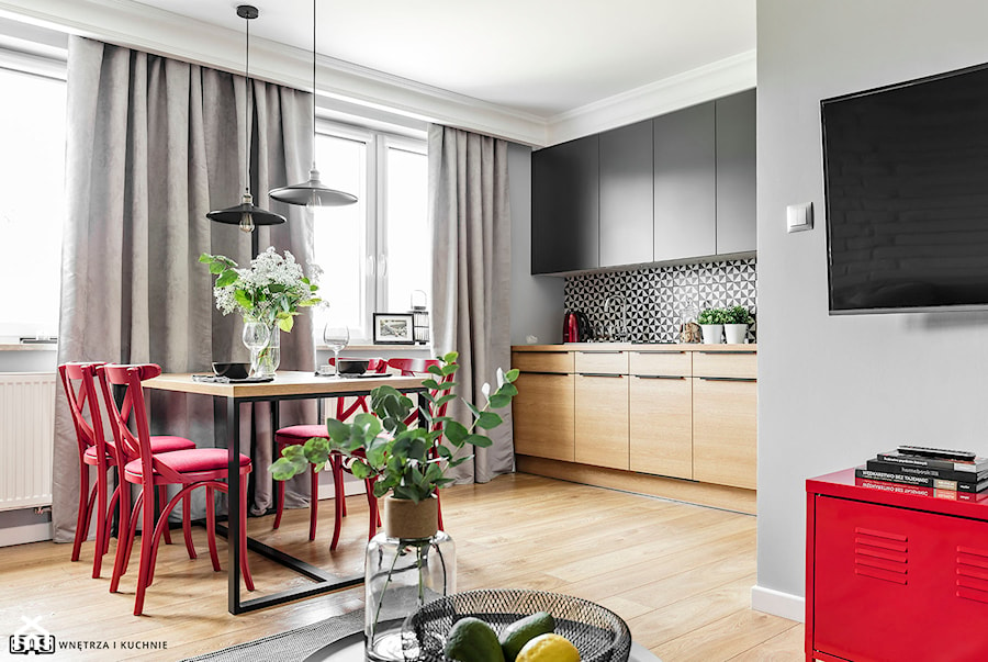 Mieszkanie z czerwonym akcentem - konkurs - Średnia otwarta z salonem kuchnia jednorzędowa z oknem, styl industrialny - zdjęcie od Plasun Kuchnie i Wnętrza
