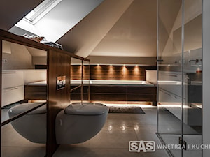 Dom w klasycznym stylu - Średnia na poddaszu z lustrem z punktowym oświetleniem łazienka z oknem - zdjęcie od SAS Wnętrza i Kuchnie