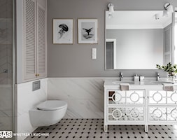 Dom pod Poznaniem - Mała z lustrem z dwoma umywalkami łazienka z oknem, styl glamour - zdjęcie od SAS Wnętrza i Kuchnie - Homebook
