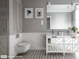 Dom pod Poznaniem - Mała z lustrem z dwoma umywalkami łazienka z oknem, styl glamour - zdjęcie od SAS Wnętrza i Kuchnie