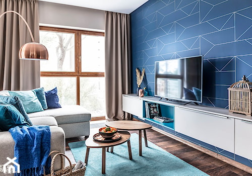 Nadmorski apartament - konkurs - Mały niebieski salon z tarasem / balkonem, styl nowoczesny - zdjęcie od SAS Wnętrza i Kuchnie