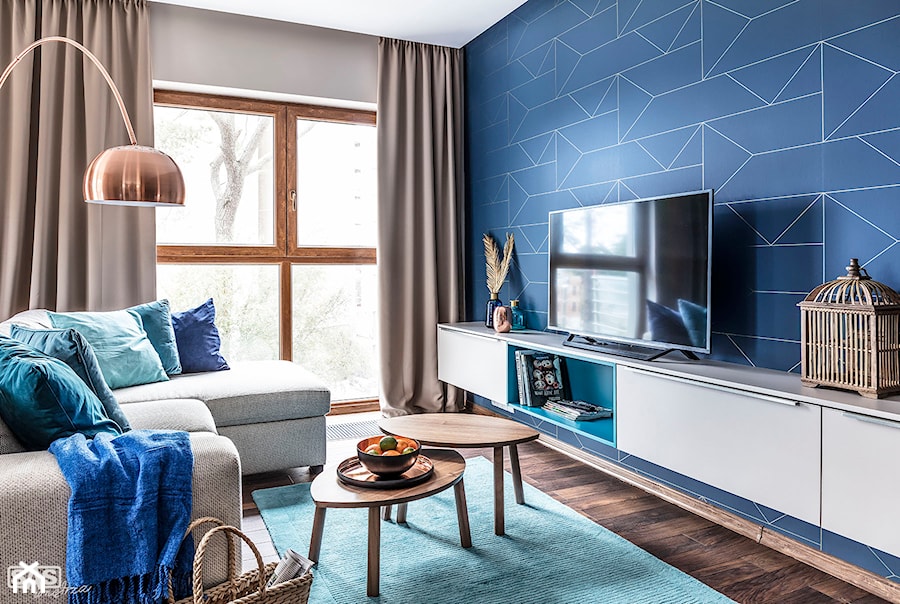 Nadmorski apartament - konkurs - Mały niebieski salon z tarasem / balkonem, styl nowoczesny - zdjęcie od Plasun Kuchnie i Wnętrza