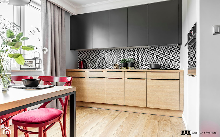 Mieszkanie z czerwonym akcentem - konkurs - Mała otwarta z salonem biała czarna szara z zabudowaną lodówką kuchnia z oknem, styl industrialny - zdjęcie od SAS Wnętrza i Kuchnie