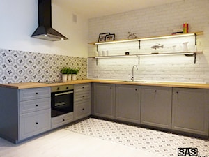 Projekt mieszkania na wynajem w Zielonej Górze - Średnia otwarta biała z zabudowaną lodówką kuchnia w kształcie litery l, styl skandynawski - zdjęcie od Plasun Kuchnie i Wnętrza