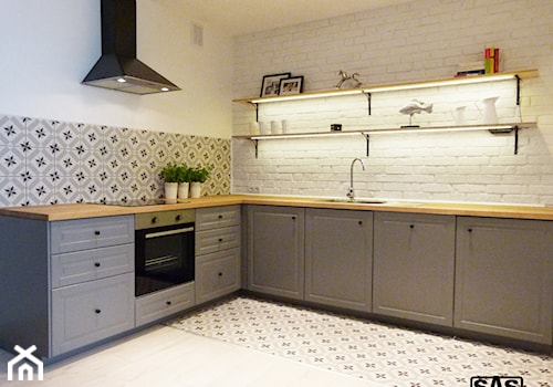 Projekt mieszkania na wynajem w Zielonej Górze - Średnia otwarta biała z zabudowaną lodówką kuchnia ... - zdjęcie od SAS Wnętrza i Kuchnie
