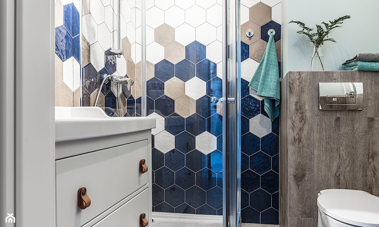 łazienka z biało-niebieskimi płytkami w kształcie heksagonów