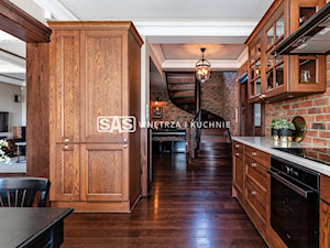 Dom w klasycznym stylu - Średnia zamknięta z kamiennym blatem szara z zabudowaną lodówką kuchnia jednorzędowa - zdjęcie od SAS Wnętrza i Kuchnie