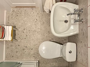Mała łazienka - zdjęcie od DECORNELIA HOME STAGING PROJEKTOWANIE WNĘTRZ POZNAŃ Kornelia Crosio-Szwankowska