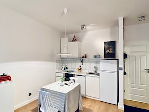 Salon z aneksem kuchennym - zdjęcie od DECORNELIA HOME STAGING PROJEKTOWANIE WNĘTRZ POZNAŃ Kornelia Crosio-Szwankowska