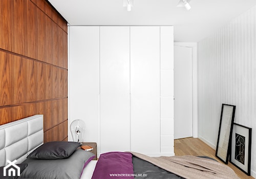 Al. Rzeczpospolitej - Mała biała szara sypialnia, styl nowoczesny - zdjęcie od Patryk Kowalski Design