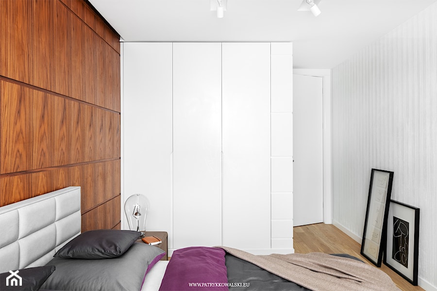 Al. Rzeczpospolitej - Mała biała szara sypialnia, styl nowoczesny - zdjęcie od Patryk Kowalski Design