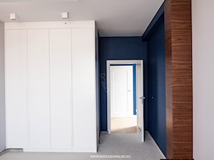 ul. Figara 2 - Mała niebieska szara sypialnia, styl minimalistyczny - zdjęcie od Patryk Kowalski Design