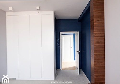 ul. Figara 2 - Mała niebieska szara sypialnia, styl minimalistyczny - zdjęcie od Patryk Kowalski Design