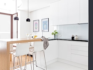 ul. Siedmiogrodzka - Średnia z salonem biała kuchnia w kształcie litery l z wyspą lub półwyspem, styl minimalistyczny - zdjęcie od Patryk Kowalski Design