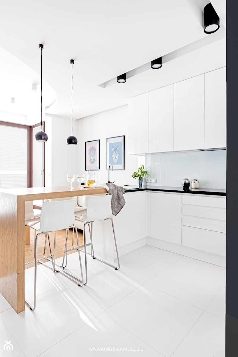 ul. Siedmiogrodzka - Średnia z salonem biała kuchnia w kształcie litery l z wyspą lub półwyspem, styl minimalistyczny - zdjęcie od Patryk Kowalski Design