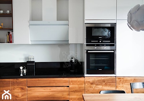 ul. Figara 2 - Średnia otwarta z zabudowaną lodówką kuchnia jednorzędowa z oknem z kompozytem na ścianie nad blatem kuchennym, styl nowoczesny - zdjęcie od Patryk Kowalski Design