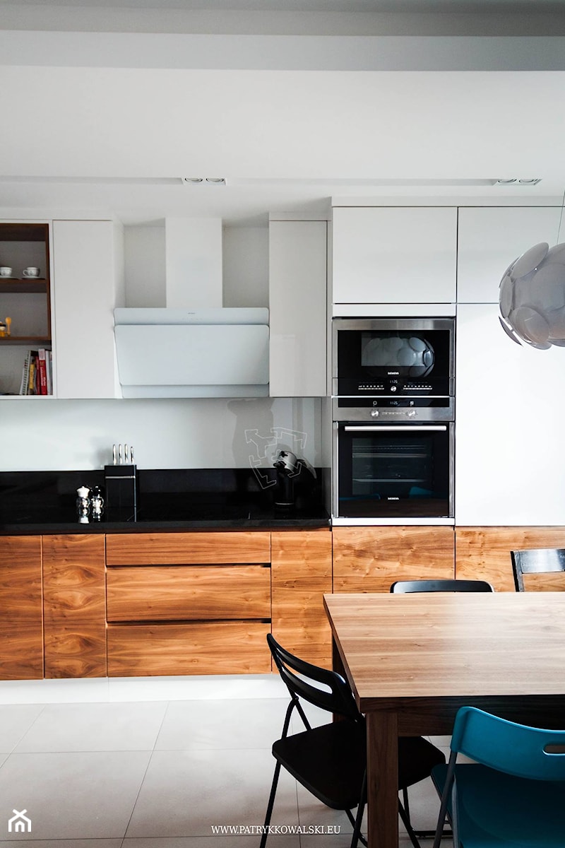 ul. Figara 2 - Średnia otwarta z zabudowaną lodówką kuchnia jednorzędowa z oknem z kompozytem na ścianie nad blatem kuchennym, styl nowoczesny - zdjęcie od Patryk Kowalski Design