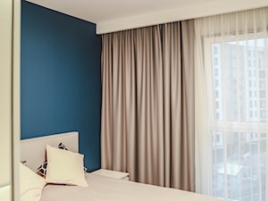 ul. Nocznickiego - Mała biała niebieska sypialnia, styl tradycyjny - zdjęcie od Patryk Kowalski Design