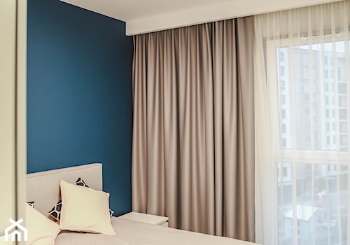 ul. Nocznickiego - Mała biała niebieska sypialnia, styl tradycyjny - zdjęcie od Patryk Kowalski Design