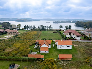 Dom z drona nad jeziorem - zdjęcie od Fotochata-fotografia wnętrz i nieruchomości Olsztyn