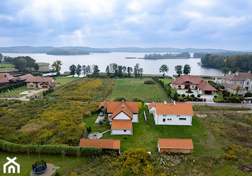 Dom z drona nad jeziorem - zdjęcie od Fotochata-fotografia wnętrz i nieruchomości Olsztyn
