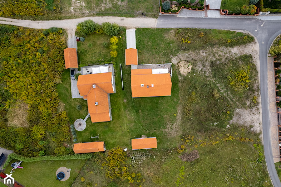 dron z góry na dom - zdjęcie od Fotochata-fotografia wnętrz i nieruchomości Olsztyn