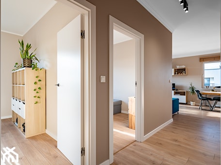 Aranżacje wnętrz - Hol / Przedpokój: Apartament na sprzedaż - Hol / przedpokój, styl nowoczesny - Foto Studio Wrzosy. Przeglądaj, dodawaj i zapisuj najlepsze zdjęcia, pomysły i inspiracje designerskie. W bazie mamy już prawie milion fotografii!