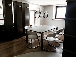 Projekt domu jednorodzinnego Tuszyn - Mała czarna szara jadalnia jako osobne pomieszczenie - zdjęcie od Sylwia Śliwińska Design