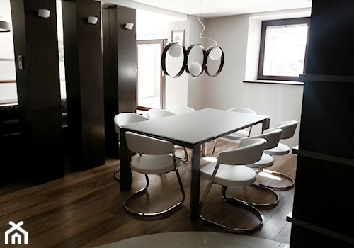 Projekt domu jednorodzinnego Tuszyn - Mała czarna szara jadalnia jako osobne pomieszczenie - zdjęcie od Sylwia Śliwińska Design