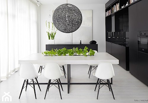 Średnia czarna szara jadalnia w kuchni, styl skandynawski - zdjęcie od DominikaWalczak